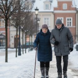 Bezpieczne poruszanie się po oblodzonych chodnikach – porady dla osób 60+